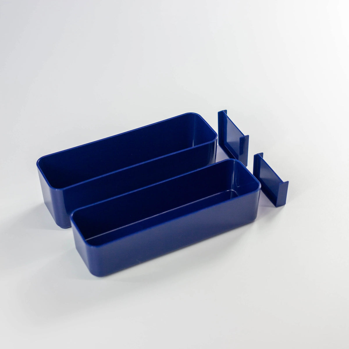 Gel-Cool Square Slim Bento Box 700ml in navy blue, open and disassembled showing two rectangular inner containers with removable dividers and two small clip-on divider tabs, on white background