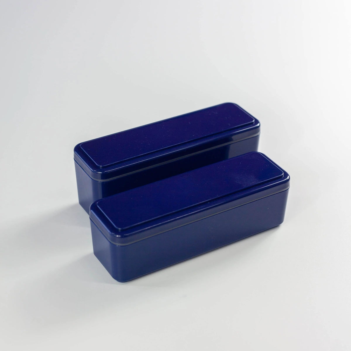 Gel-Cool Square Slim Bento Box 700ml in navy blue, closed with grey elastic band, single product shot on white background