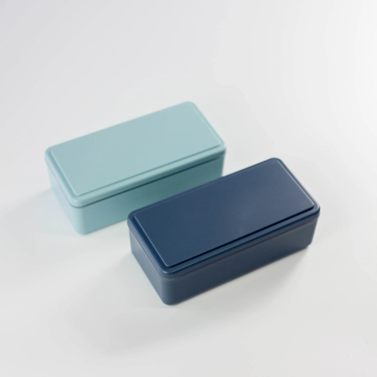 Gel-Cool Two-Tier Bento Box 1000ml in black, closed with beige elastic band, viewed from the side showing the two-tier stacked profile on white background