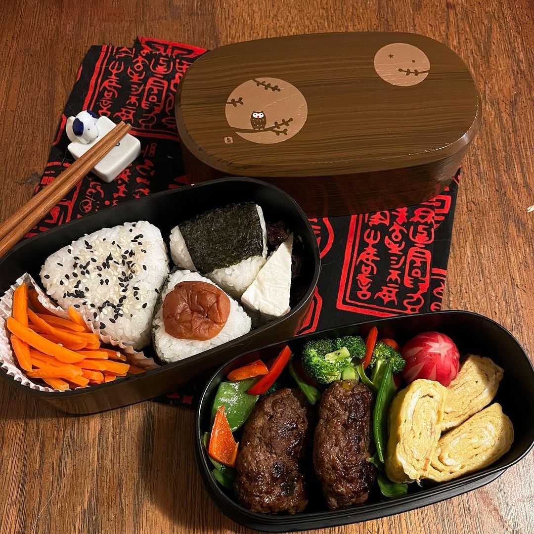 Fukuro Bento Box in light brown and Dark Brown woodgrain with owl design, 900ml 2-tier, made in Japan