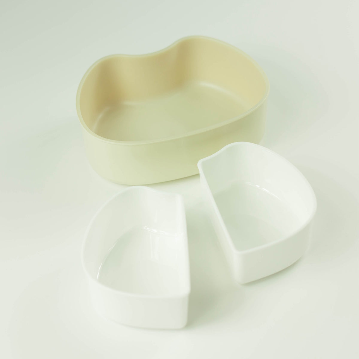 Kao Neko Bento Box with smiling cat face lid, available in white and black