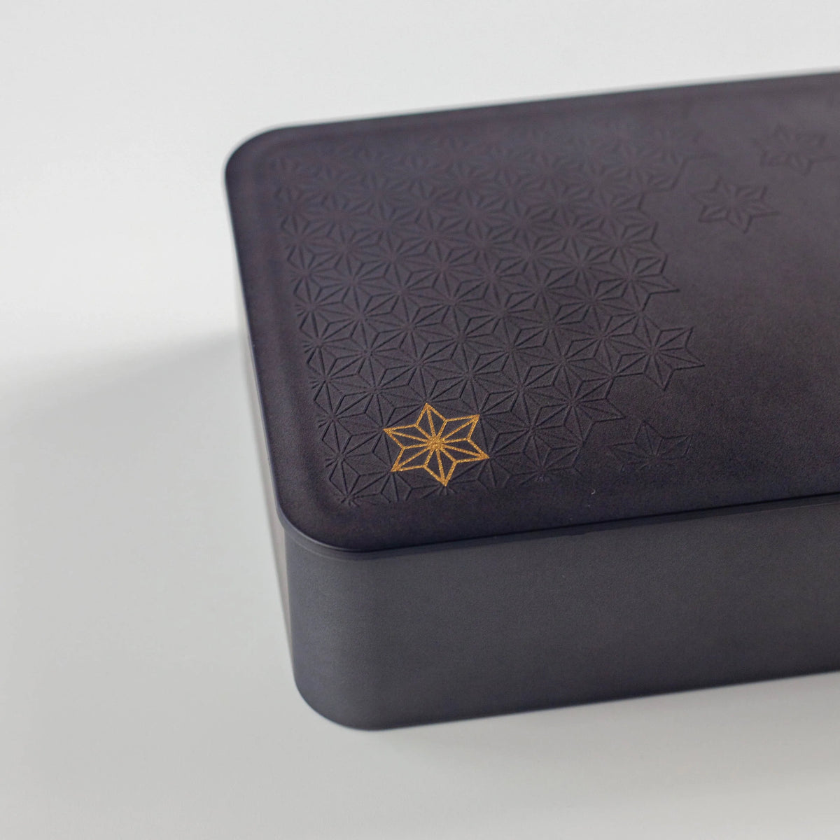 Wamon Bento Box 800mL – matte black with gold seigaiha wave pattern and black elastic band, front view