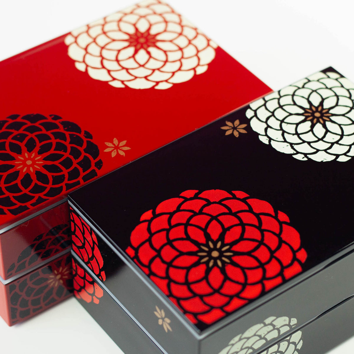 Ojyu Bento Box 900mL with hand-painted chrysanthemum pattern, available in red and black