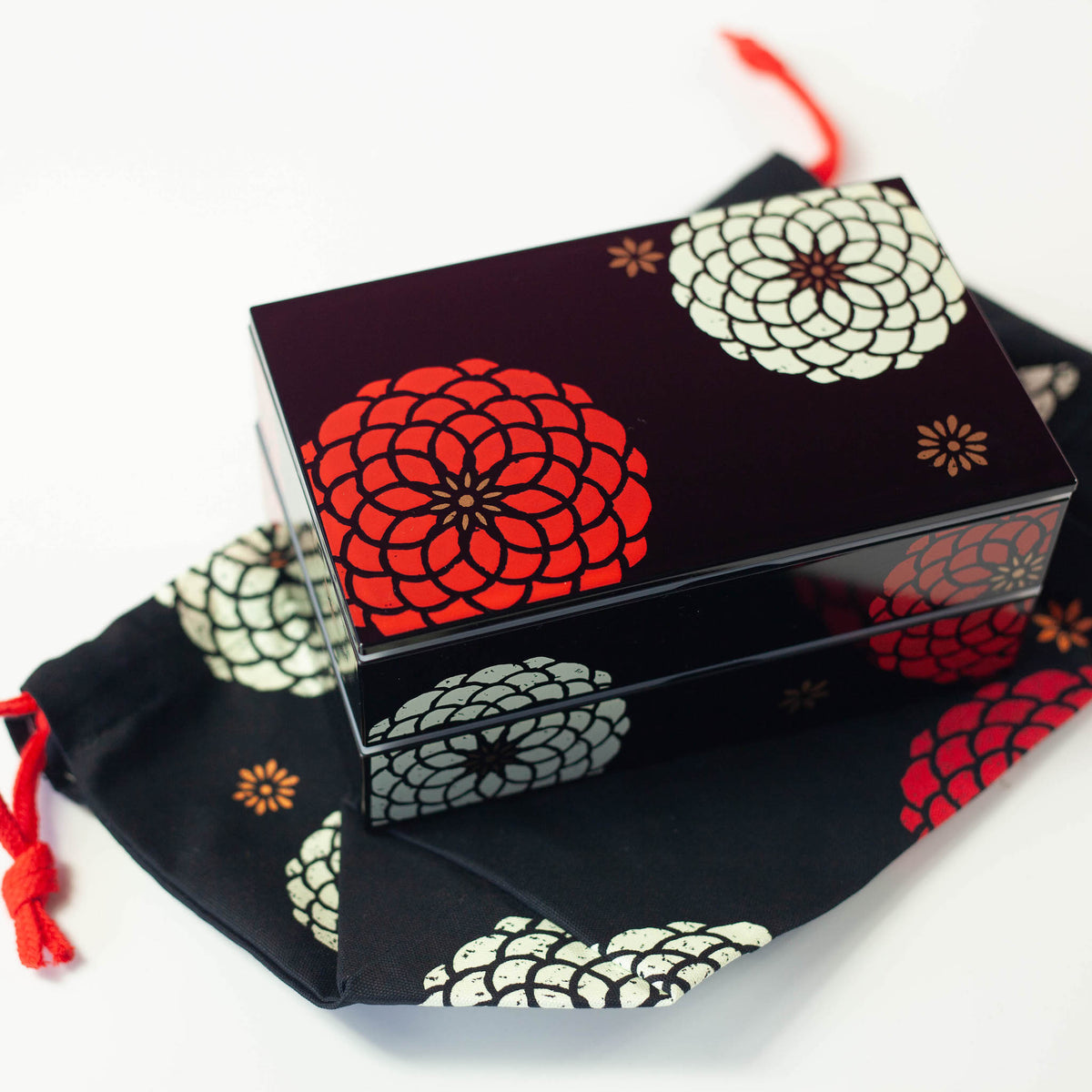 Ojyu Bento Box 900mL with hand-painted chrysanthemum pattern, available in red and black