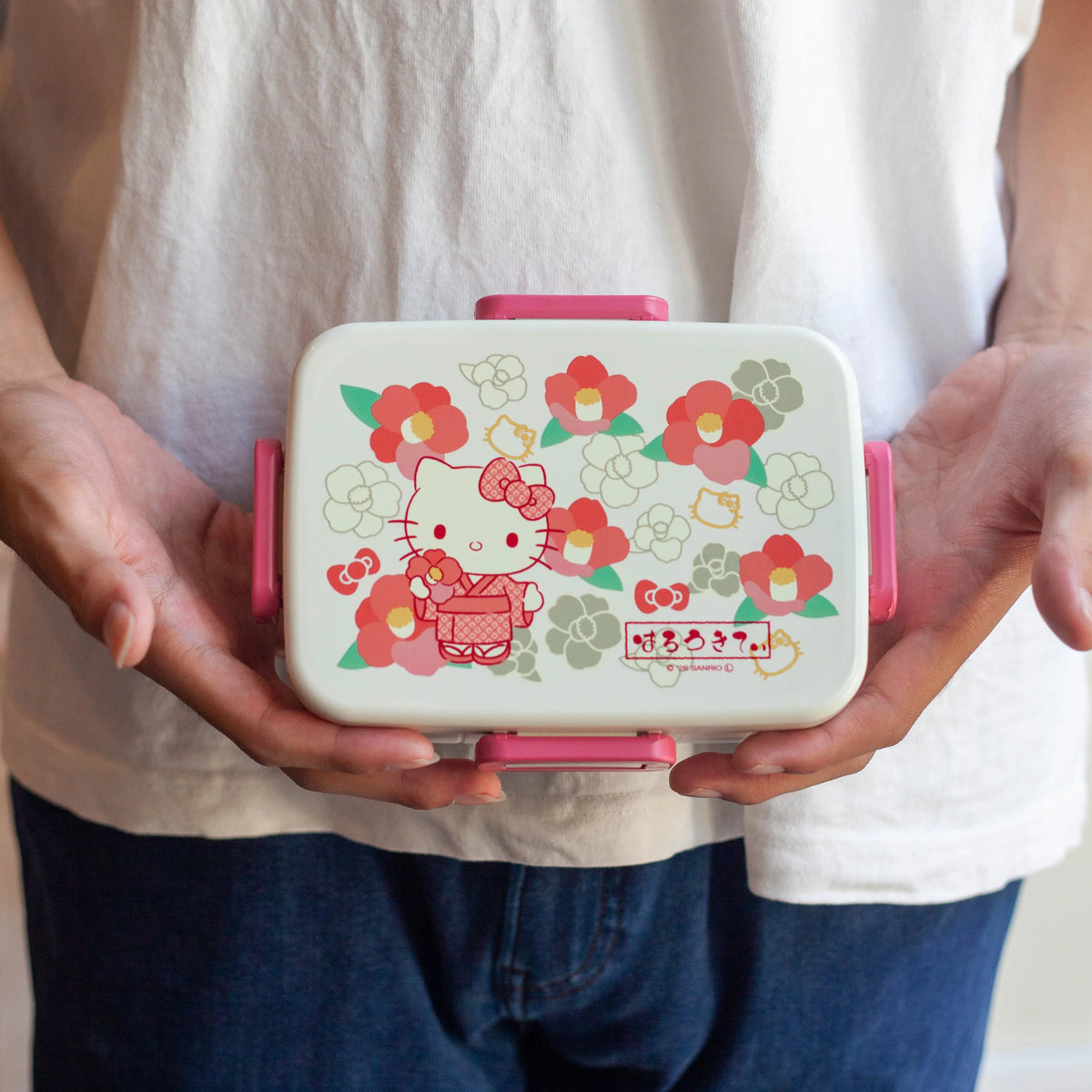 Hello Kitty Wafu 650 ml Japanese bento box with red camellia floral design