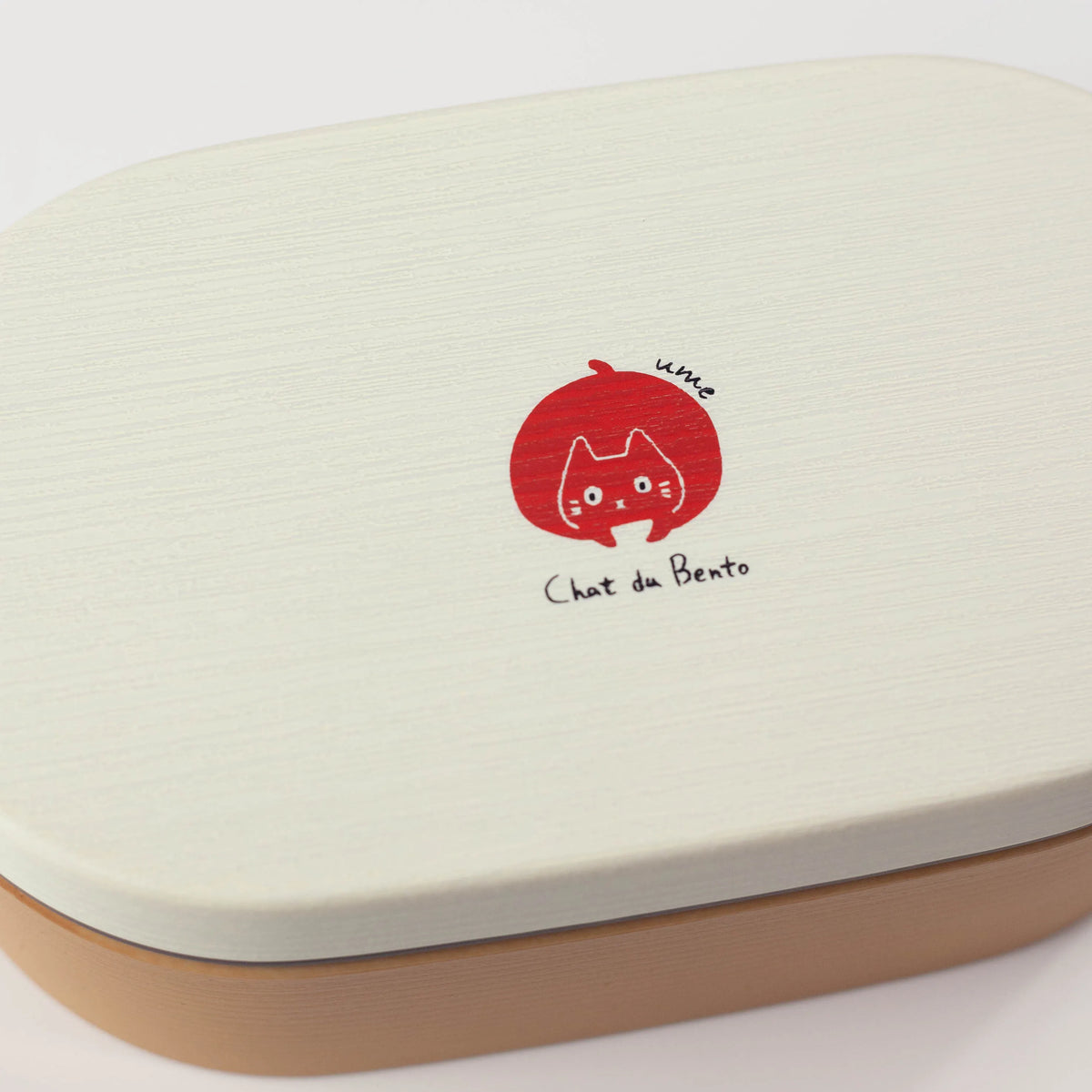 Chat du Café Oval Bento Box Brown – single-tier Japanese lunch box with wood-grain finish and cat illustrations featuring ume, salmon and nori, 600ml, made in Japan