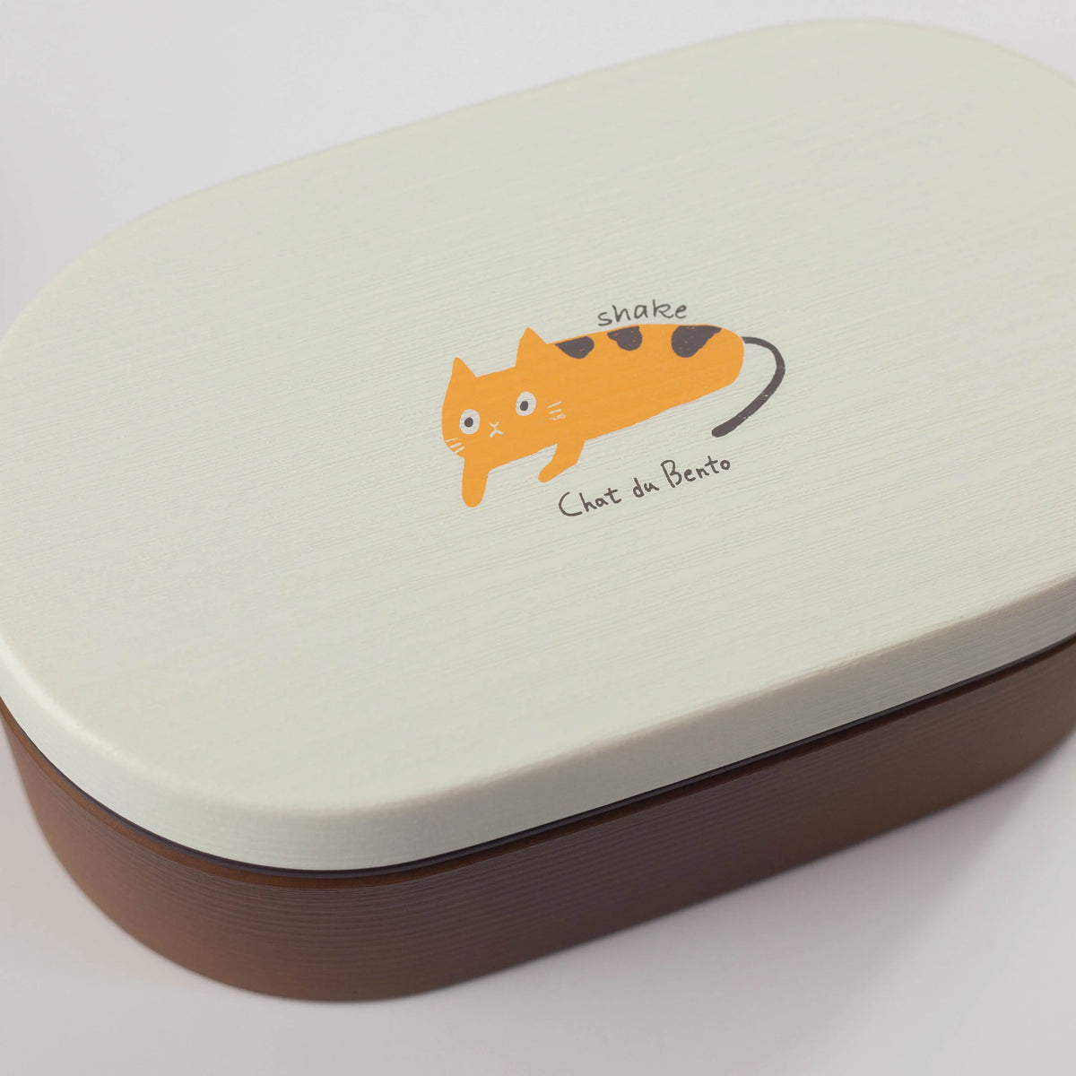 Chat du Café Oval Bento Box Light Brown – single-tier Japanese lunch box with wood-grain finish and cat illustrations featuring ume, salmon and nori, 600ml, made in Japan

