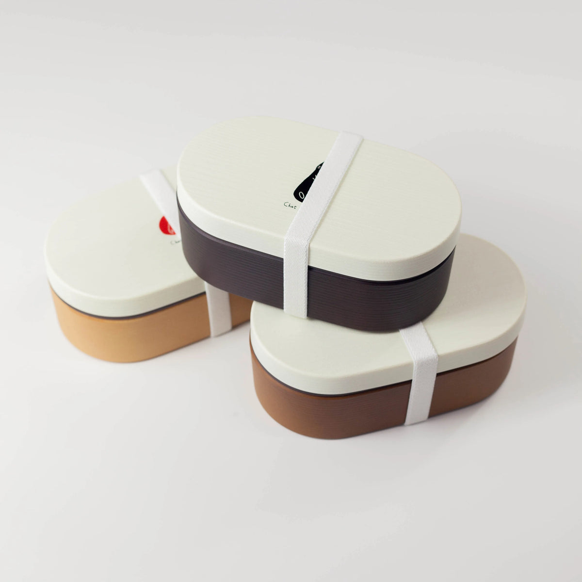 Chat du Café Oval Bento Box – three color variants (light brown, brown, dark brown) with white lid and cute cat illustrations, single-tier Japanese lunch box 600ml, made in Japan