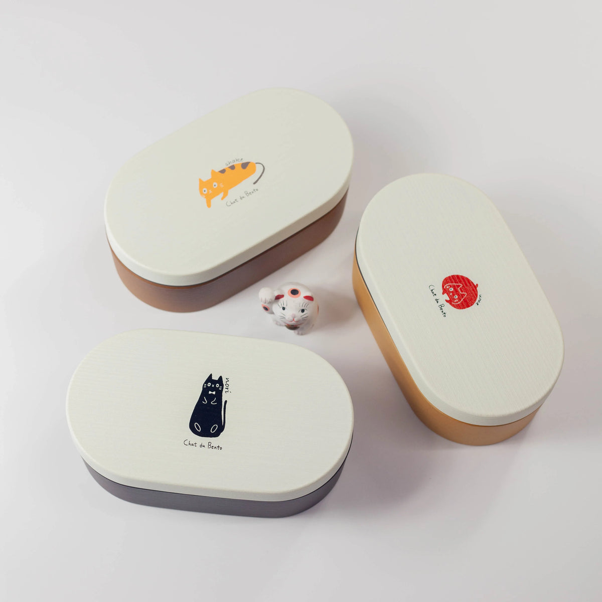 Chat du Café Oval Bento Box – three color variants (light brown, brown, dark brown) with white lid and cute cat illustrations, single-tier Japanese lunch box 600ml, made in Japan