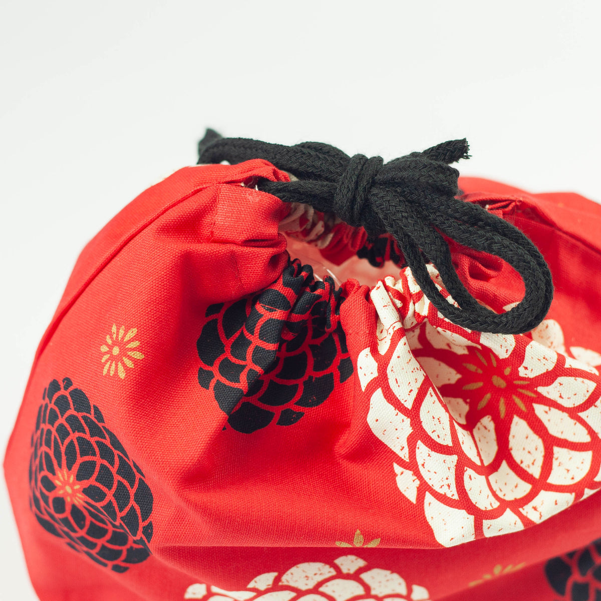 Ojyu Bento Bag with chrysanthemum pattern, available in red and black