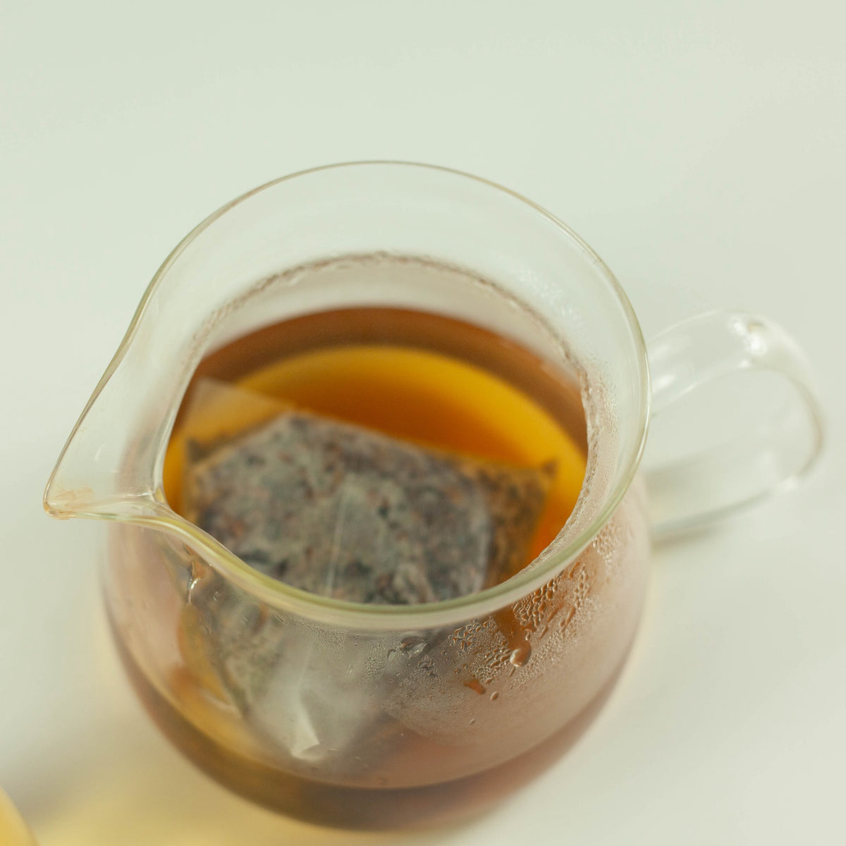 Cold Brew Mugicha Barley Tea 10-bag pouch – kraft paper resealable stand-up bag with Japanese kanji label and iced tea illustration, showing pyramid tea bag through window, on white background