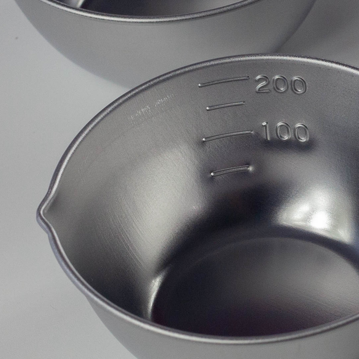 Set of 4 stainless steel mixing bowls with pouring spout and inner markings, made in Tsubame, Japan