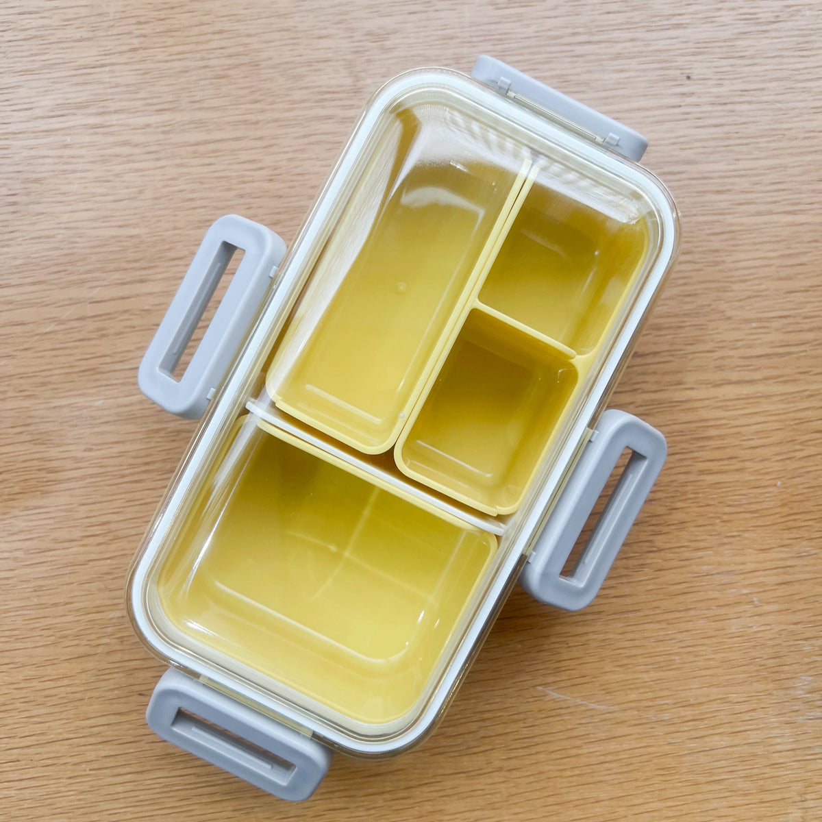 Beige Shikiri Slim Bento Box with a secure silicone-sealed lid