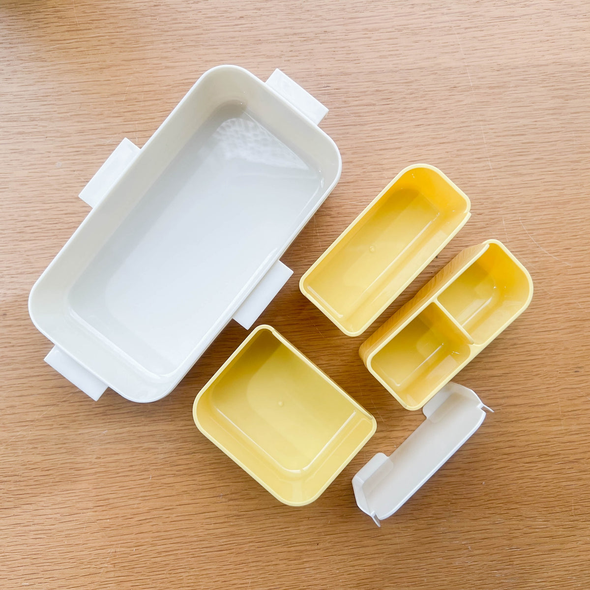 Beige Shikiri Slim Bento Box with a secure silicone-sealed lid