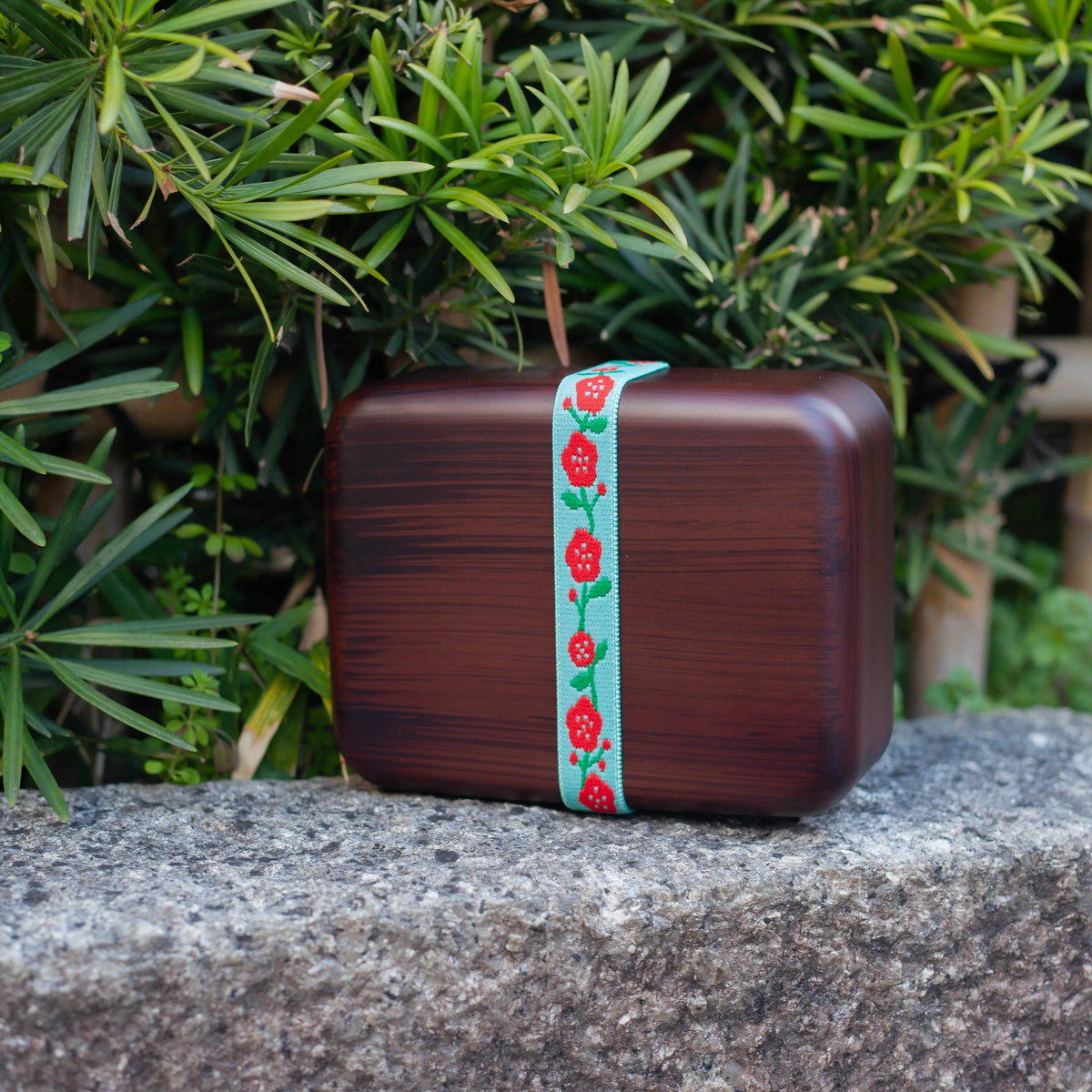 Retro Tsubaki 27 cm Japanese bento lunch band with camellia flower pattern