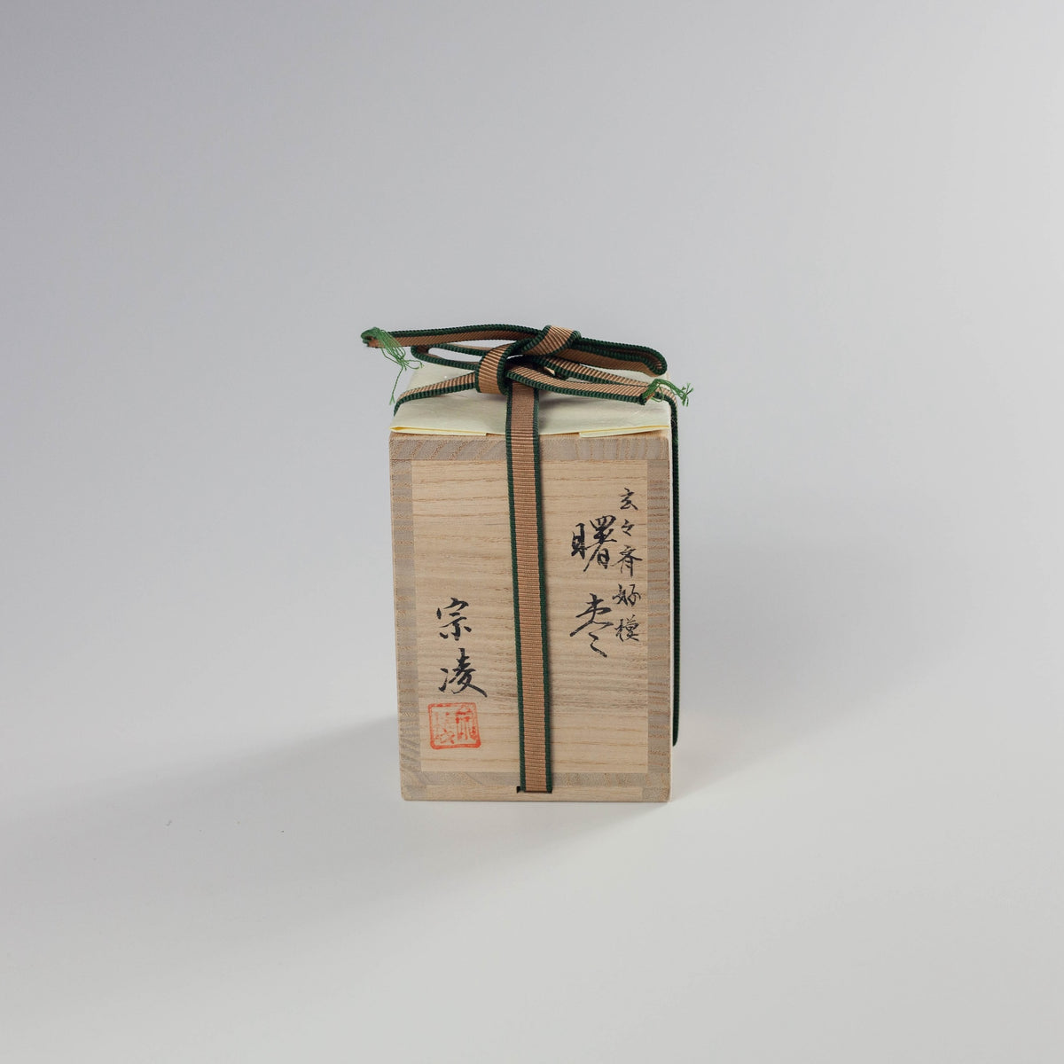Handmade lacquered tea canister with a Horai-e design