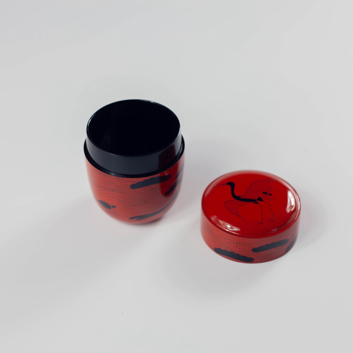 Handmade lacquered tea canister with a Horai-e design, opened the lid.