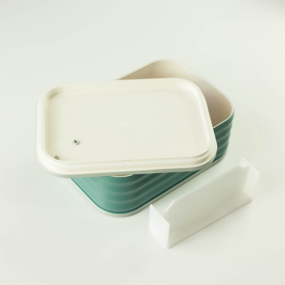 EatCan Bento Box, stackable 600 ml Japanese lunch box with removable divider