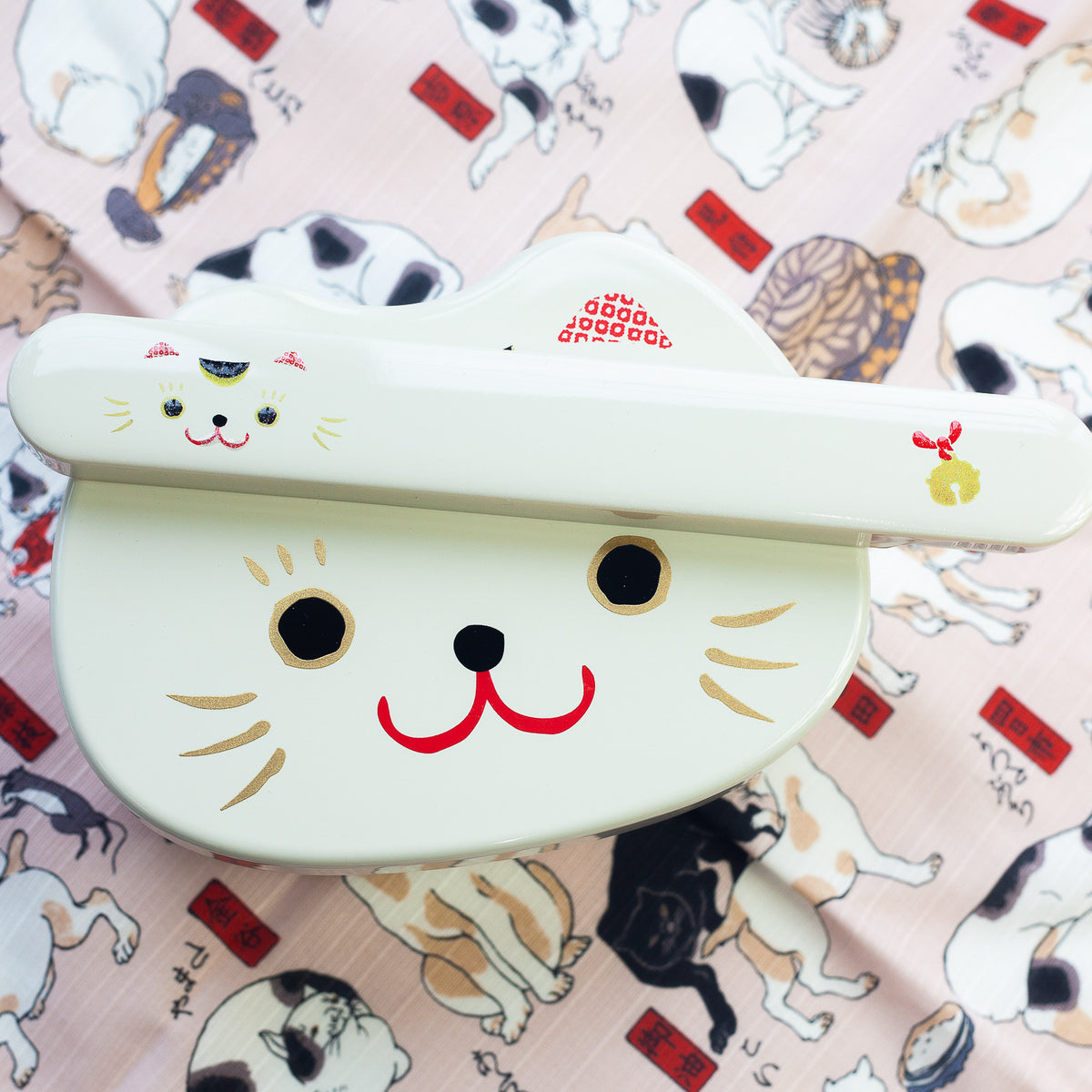 Kao Neko Bundle in white with a Japanese cat design