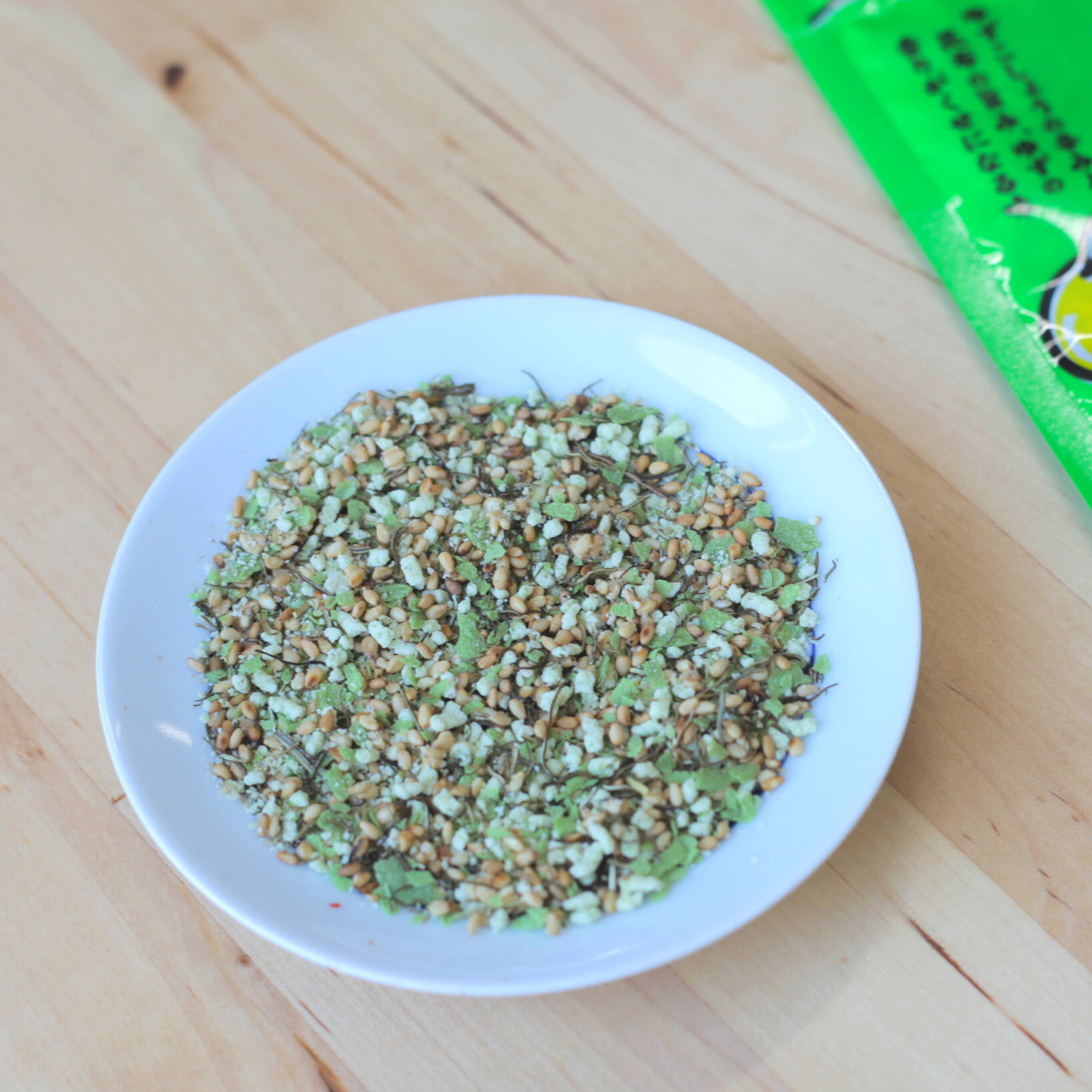 Piritto Umai Furikake Yuzukosho – Japanese rice seasoning with spicy yuzu pepper and kelp flavor, green packaging with yuzu citrus illustrations, made in Japan
