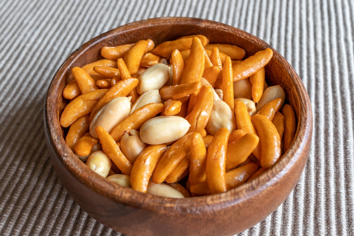 Kameda Kaki-pi original, soy sauce rice crackers and peanuts mix, 6 individual packets, made in Japan