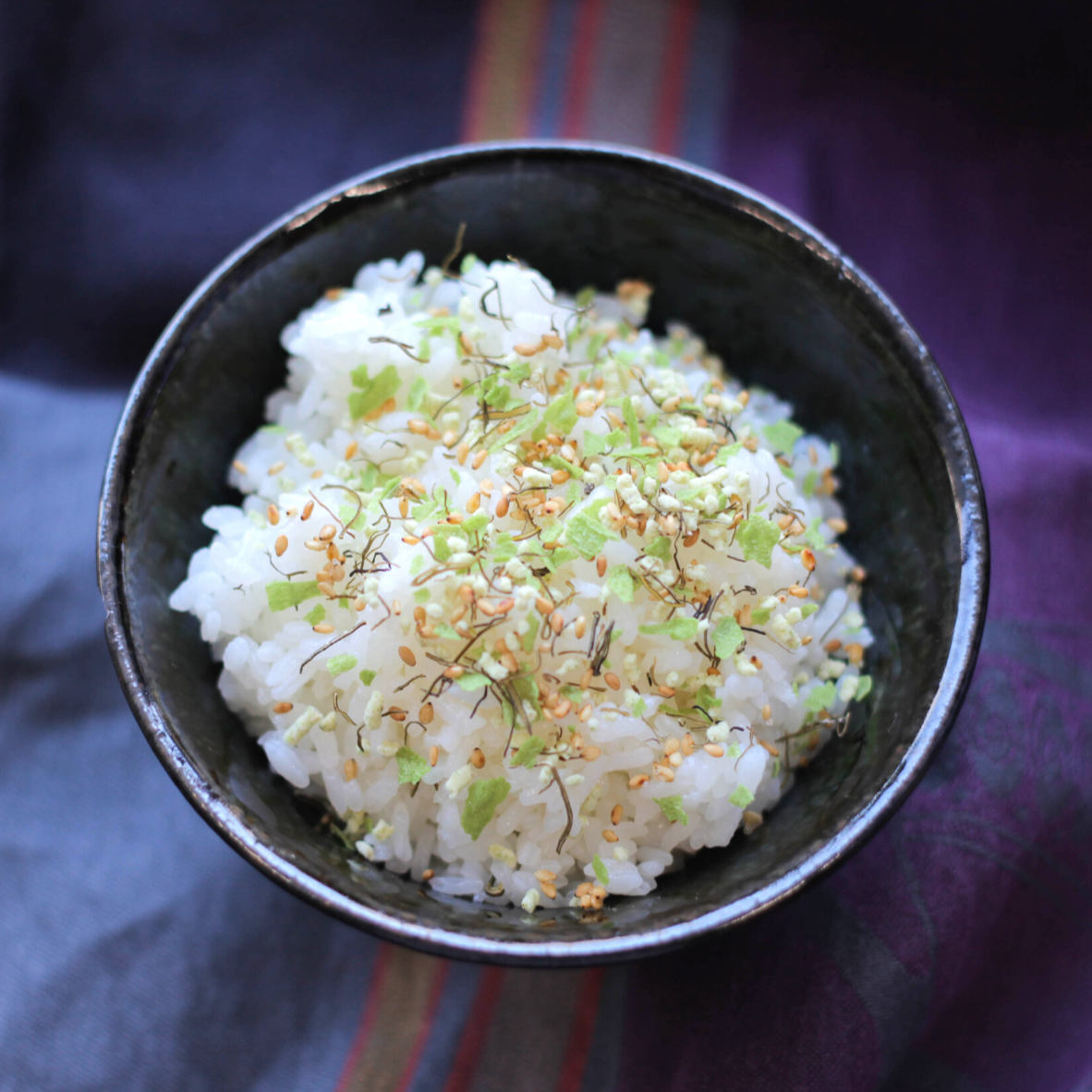 Piritto Umai Furikake Yuzukosho – Japanese rice seasoning with spicy yuzu pepper and kelp flavor, green packaging with yuzu citrus illustrations, made in Japan
