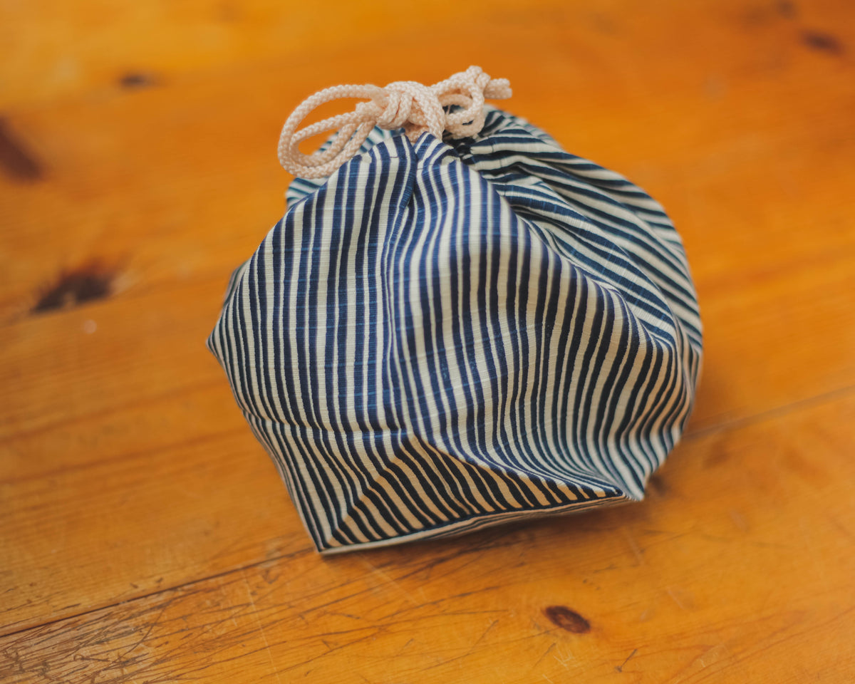 Tokusa Stripes Bento Bag in Navy – Traditional Japanese Tokusa stripe pattern, 100% cotton, made in Japan