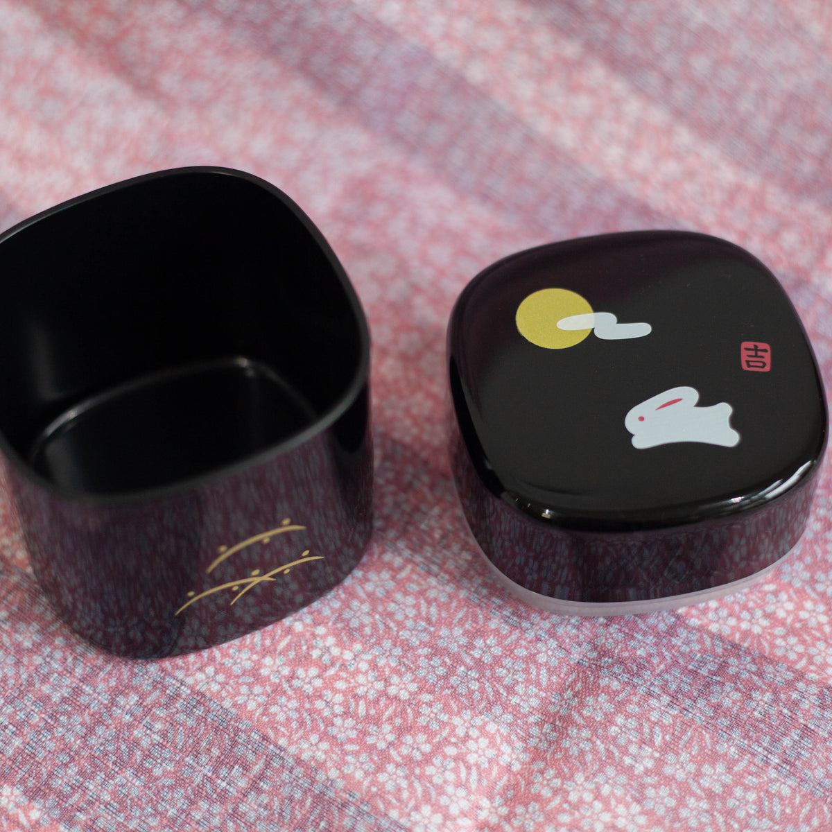 Hakoya usagi hills black tea canister 300mL, rabbit design, BPA-free plastic with silicone lid, made in Japan