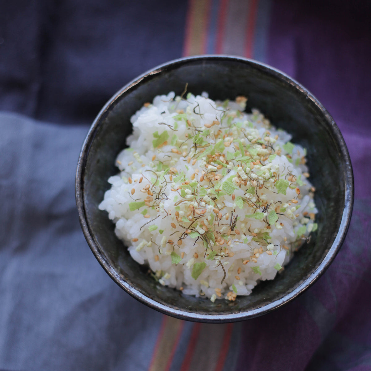 Piritto Umai Furikake Yuzukosho – Japanese rice seasoning with spicy yuzu pepper and kelp flavor, green packaging with yuzu citrus illustrations, made in Japan