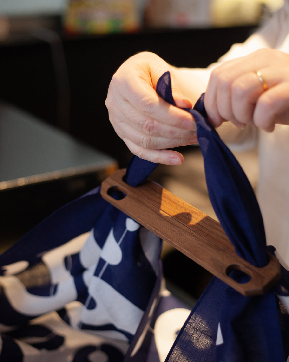 Furoshiki Patchin Bag Handle Oak – wooden furoshiki clasp with four oval slots to transform a furoshiki wrapping cloth into a handbag, natural oak finish, made in Japan