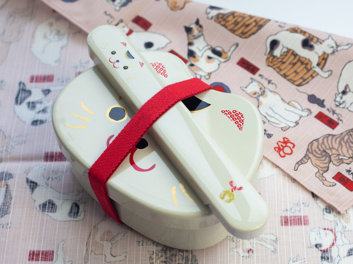 Kao Neko Bundle in white with a Japanese cat design