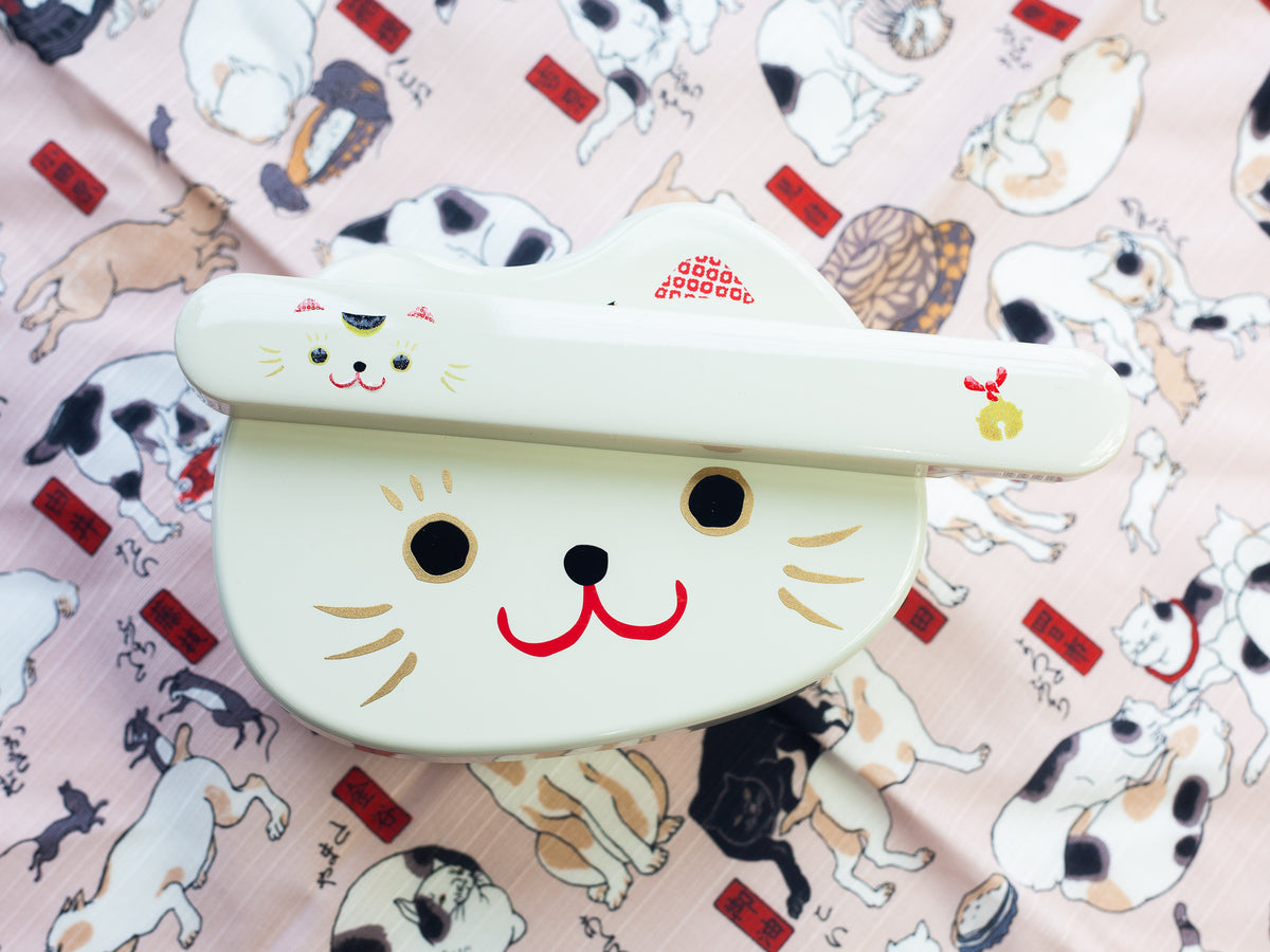 Kao Neko Bundle in white with a Japanese cat design