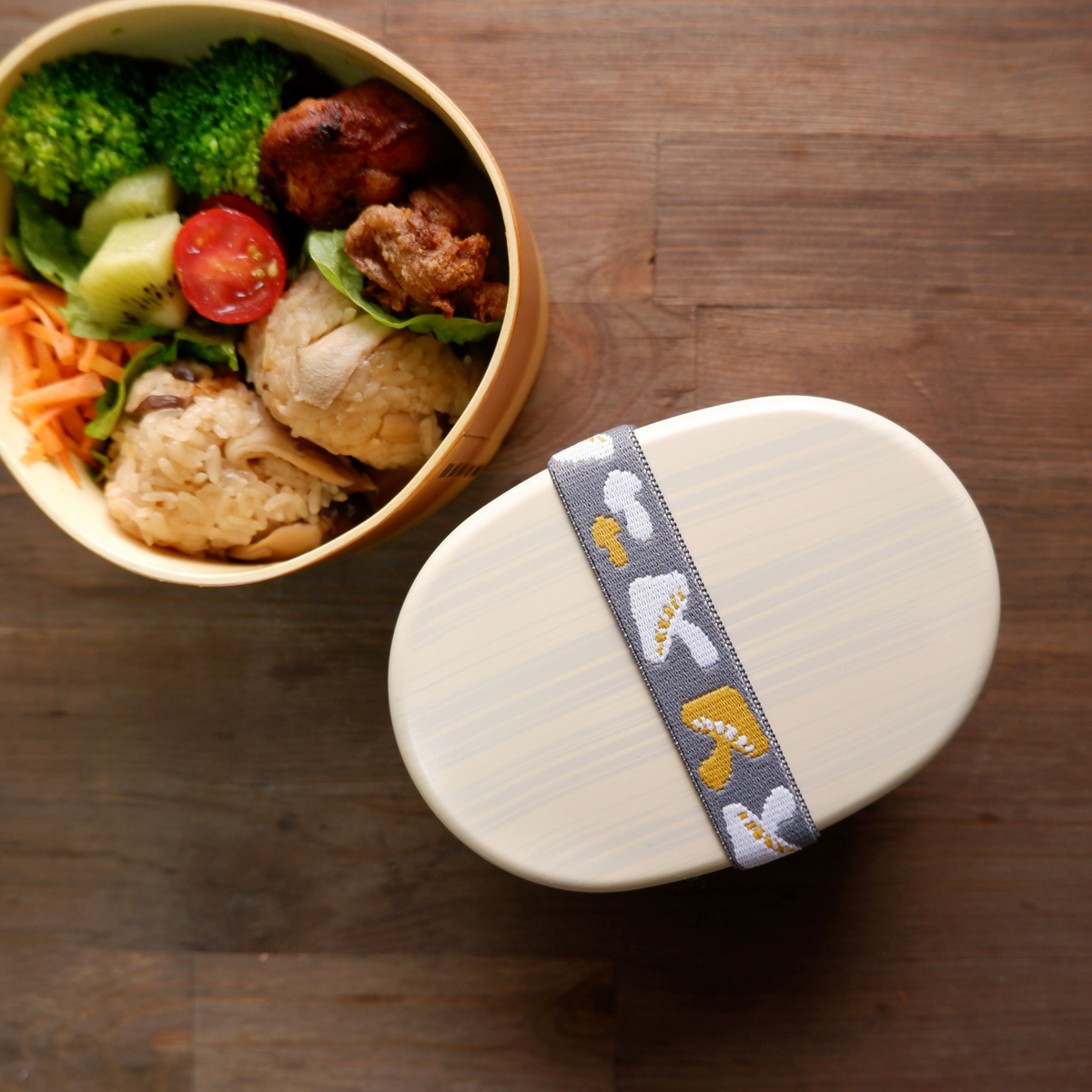 Mushroom 27 cm Japanese bento lunch band with white and yellow mushrooms on gray⠋