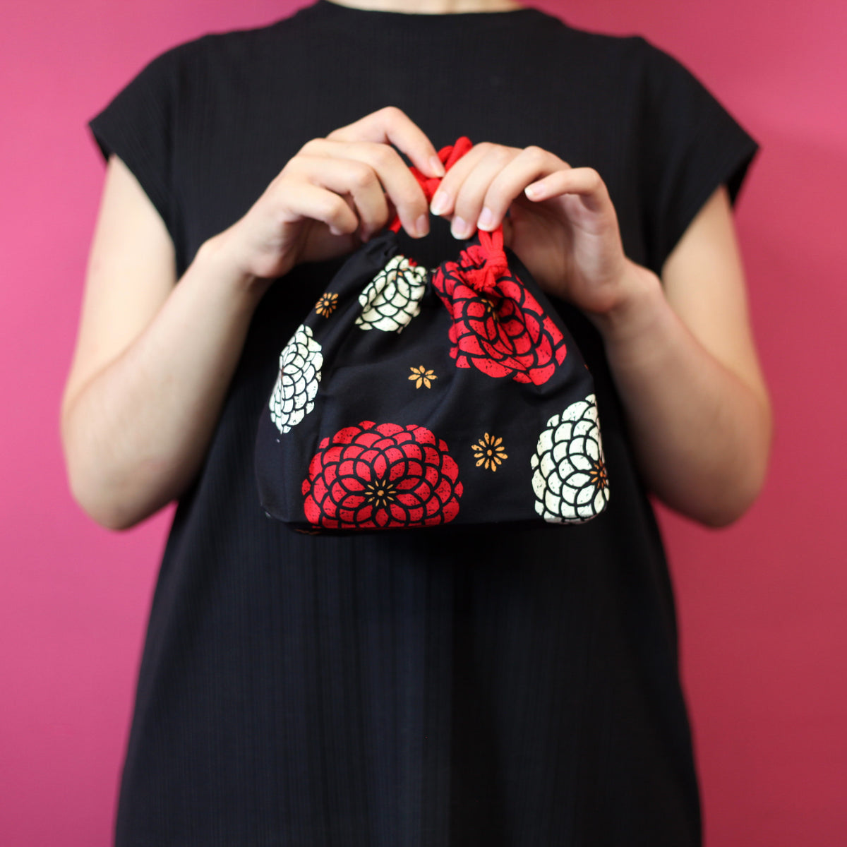Ojyu Bento Bag with chrysanthemum pattern, available in red and black