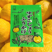 Piritto Umai Furikake Yuzukosho – Japanese rice seasoning with spicy yuzu pepper and kelp flavor, green packaging with yuzu citrus illustrations, made in Japan