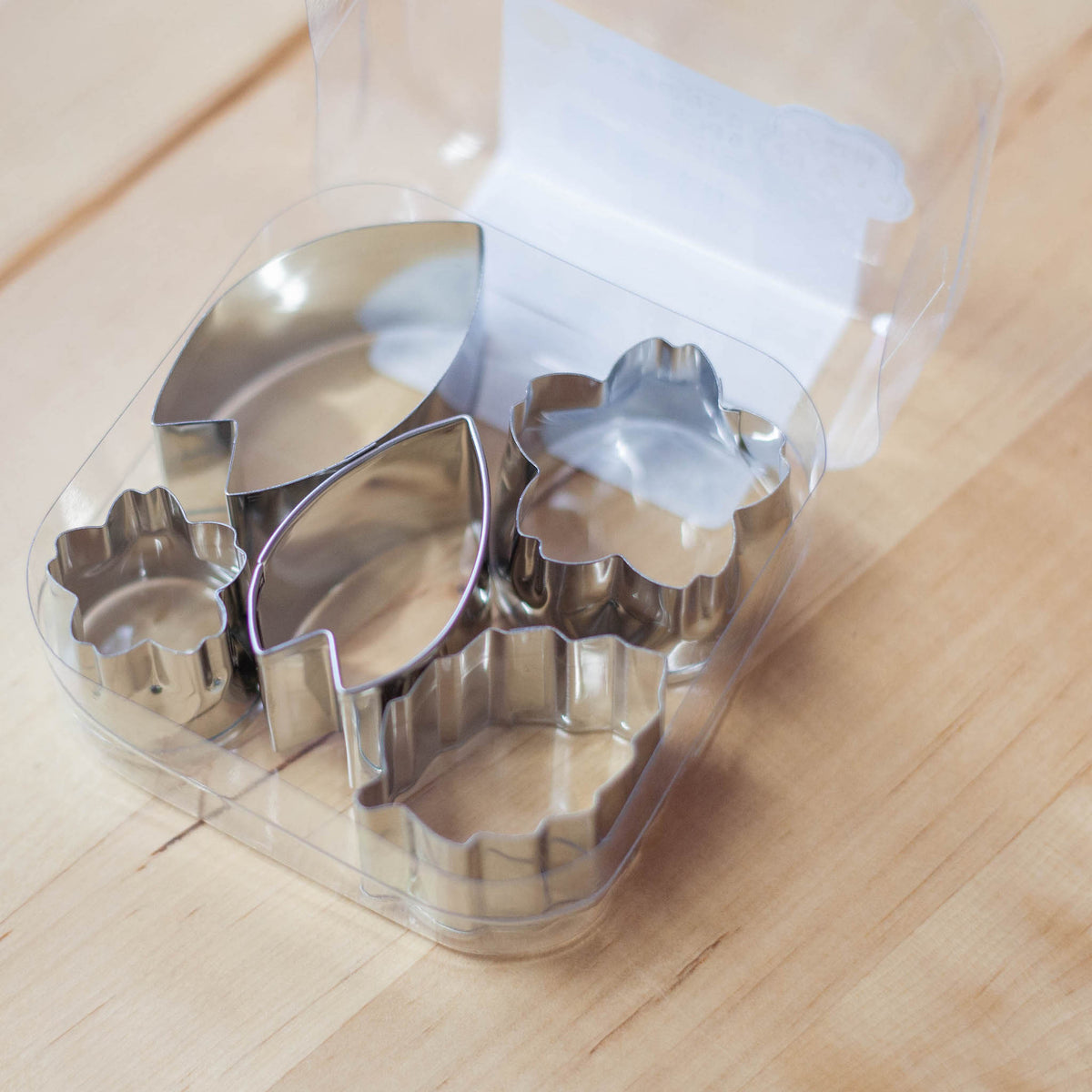 Sakura Cutter Set – five stainless steel cutters stored in clear plastic case on wooden surface